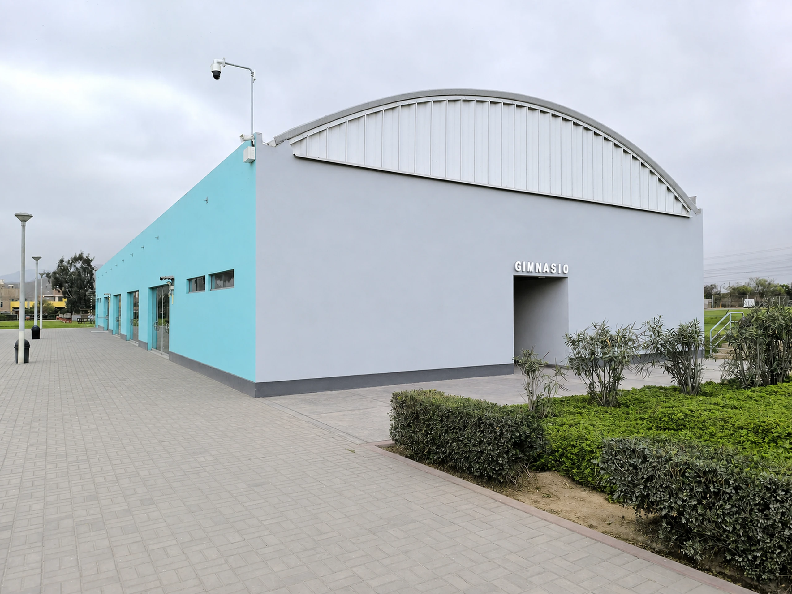 Vista exterior y acceso principal del gimnasio Sportiago